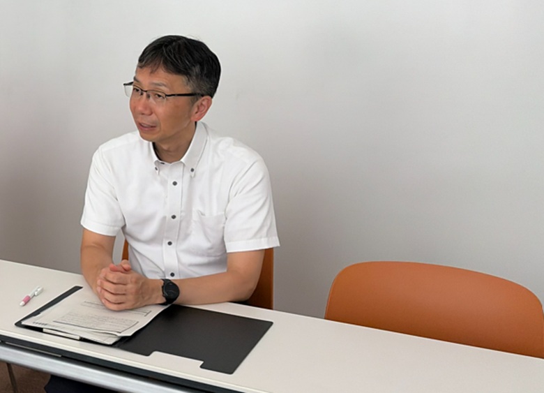 インタビューに答える北上市小笠原課長