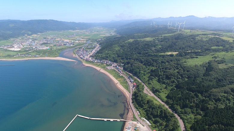 >日本海沿岸部と天の川流域に細長く点在する集落「写真提供：上ノ国町役場」” style=”width: 100%; max-height: 550px; object-fit: cover;”>
<figcaption class=